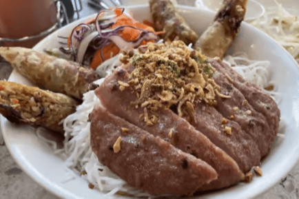 22. Grilled Minced Pork and Spring Rolls