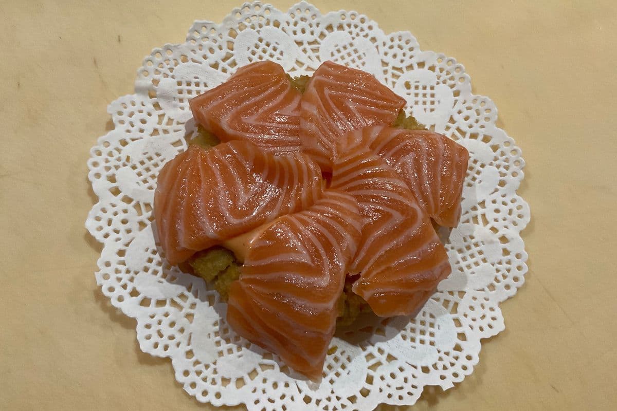 73. Salmon Sushi Pizza (6 pcs)