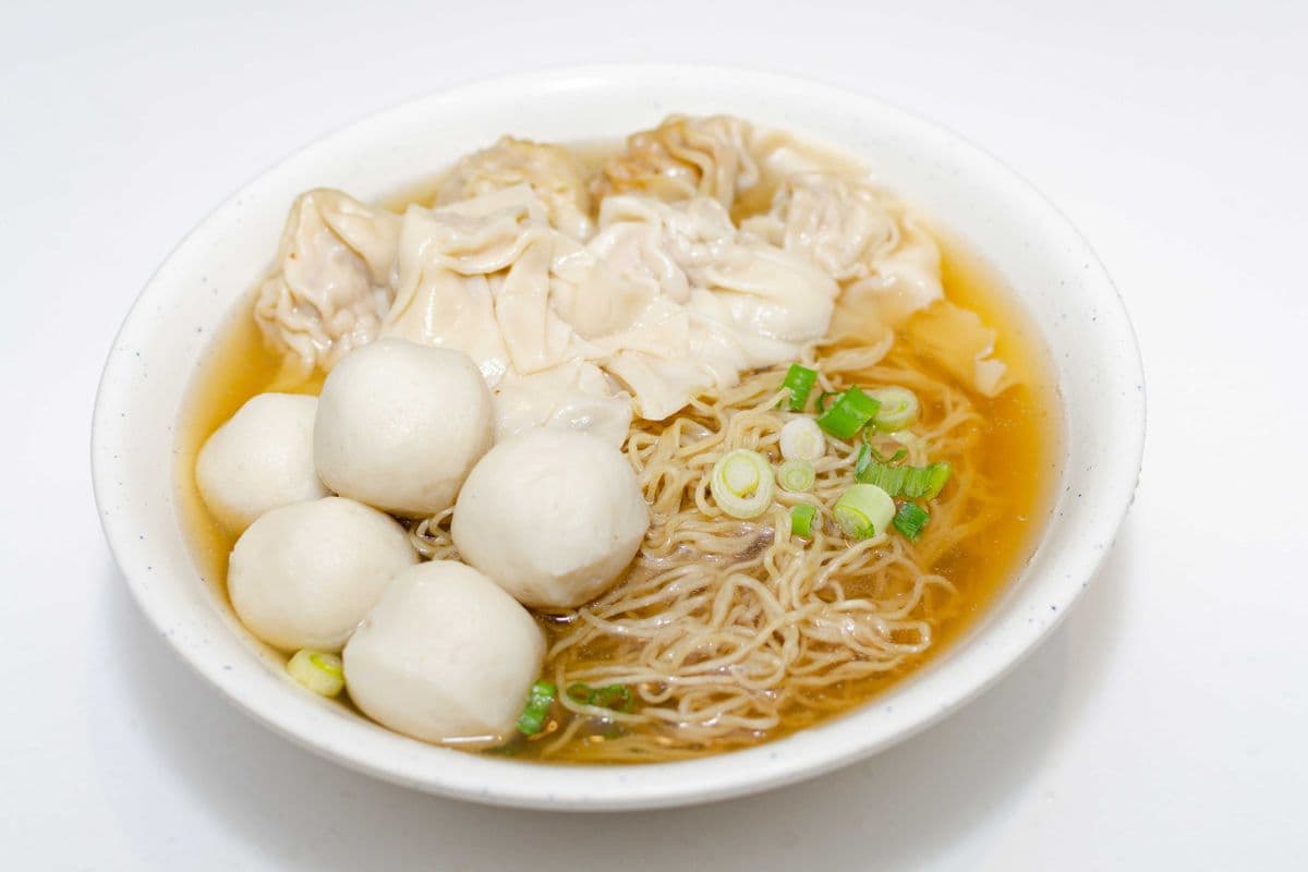 171 Fish Ball and Wonton with Noodle in Soup 魚蛋雲吞麺