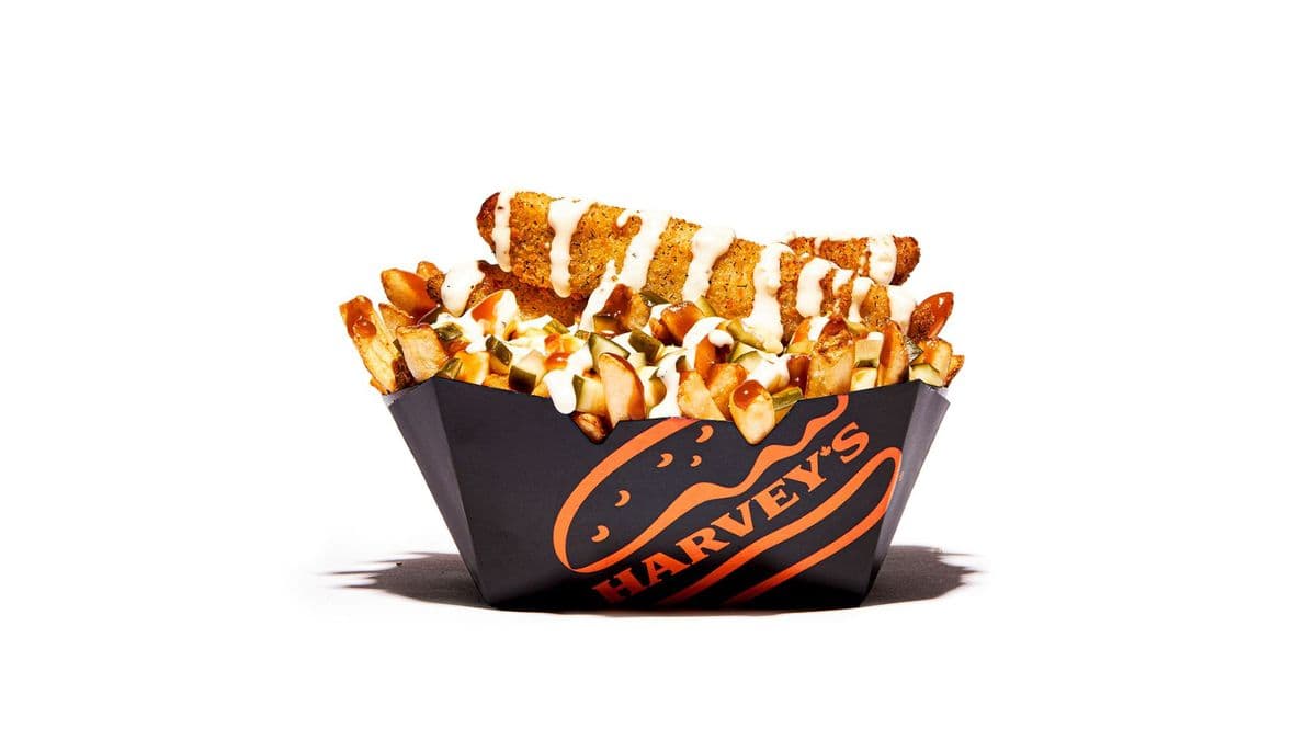 Poutine aux 2 cornichons, format moyen	- 930 Cals