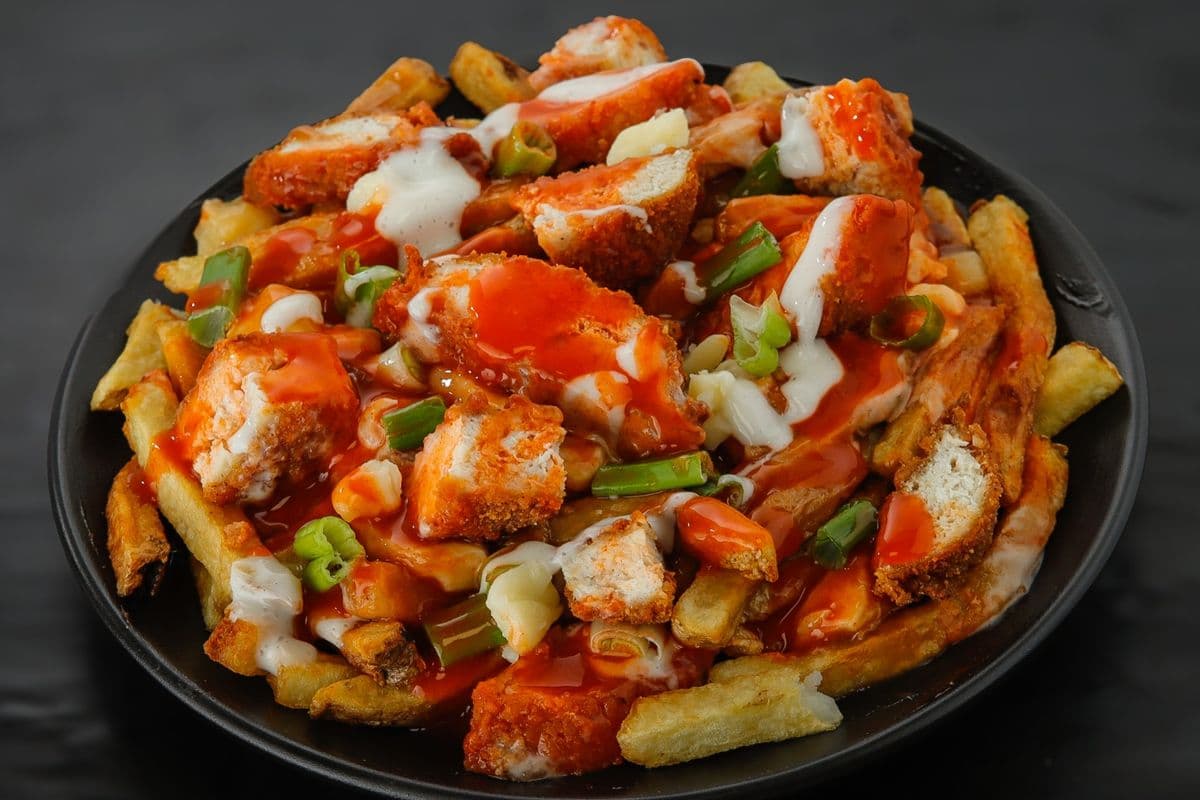 Buffalo Chicken Poutine (Halal)