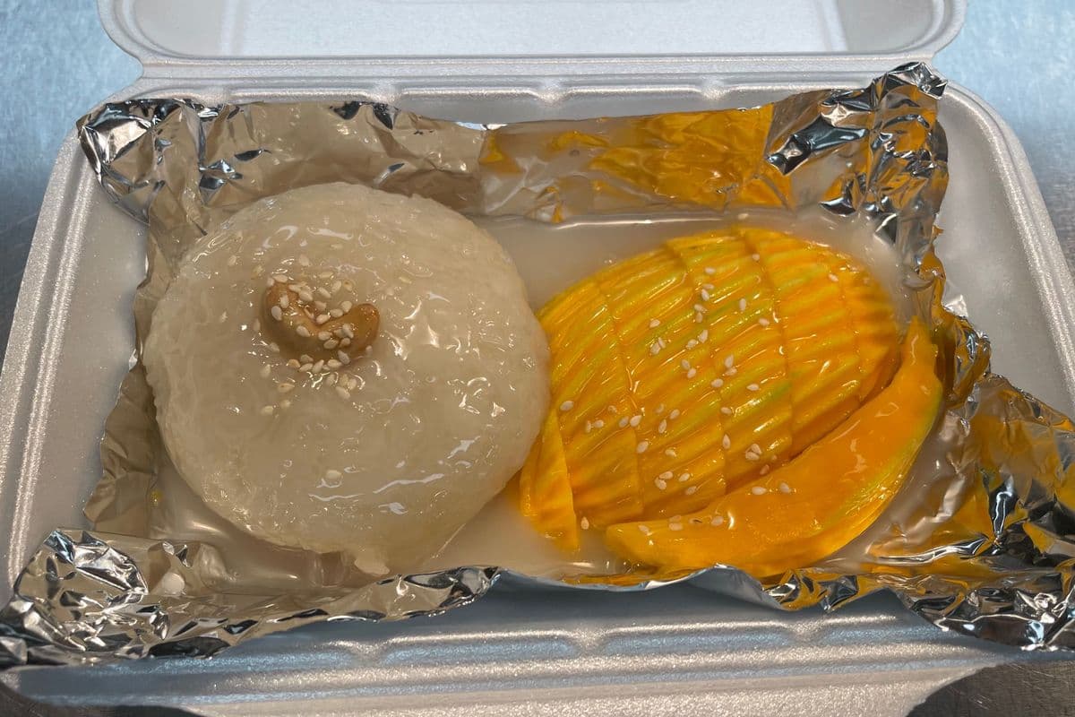 Sticky Rice with Mango (Thai popular dessert)