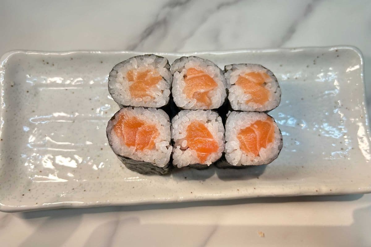 Salmon (Sake) Roll (6 pcs)