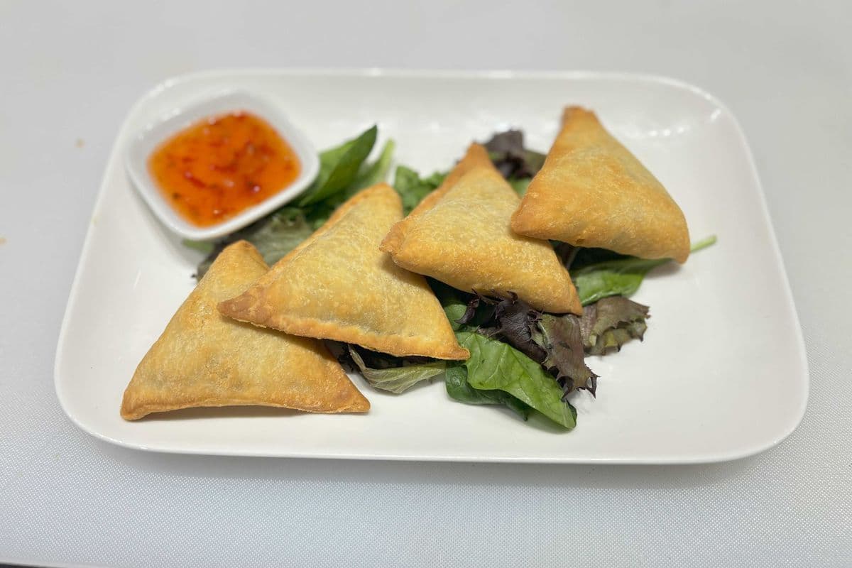 Rouleau impérial végétarien petit (4 mcx) / Vegetarian Samosa mini (4 pcs)