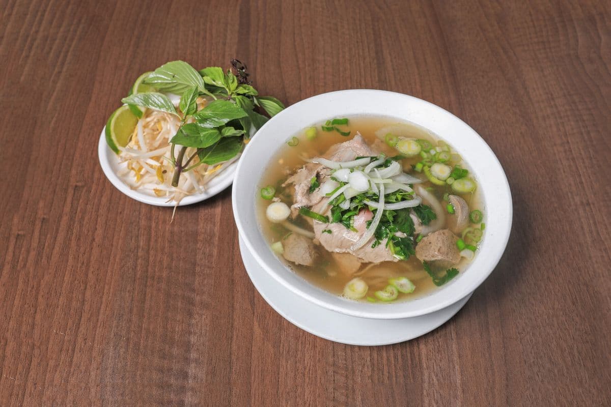 Soupe Tonkinoise au Boeuf Saignant / Rare Beef Tonkinoise Soup (Phở Tái)