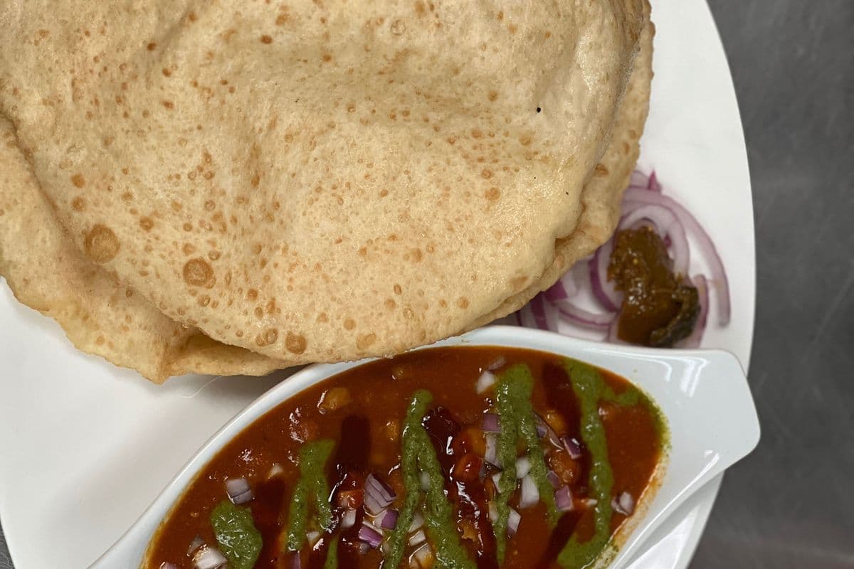 Chole Bhature (2 Pcs)