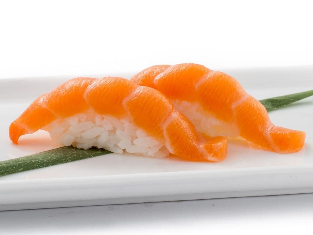 Salmon Sushi (2 pcs)