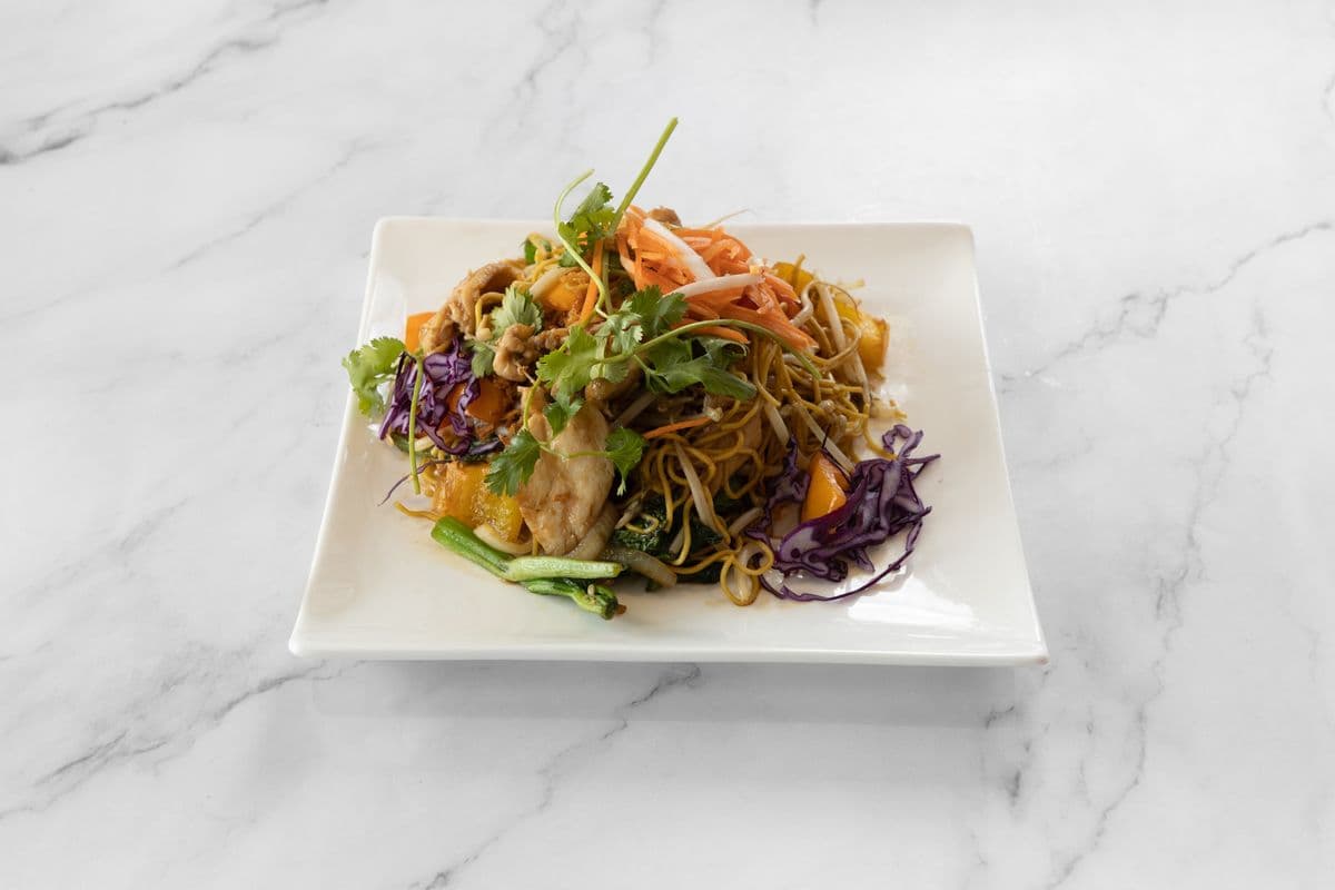 Nouilles sautées au tofu avec légumes / Tofu stir-fried noodles with vegetables