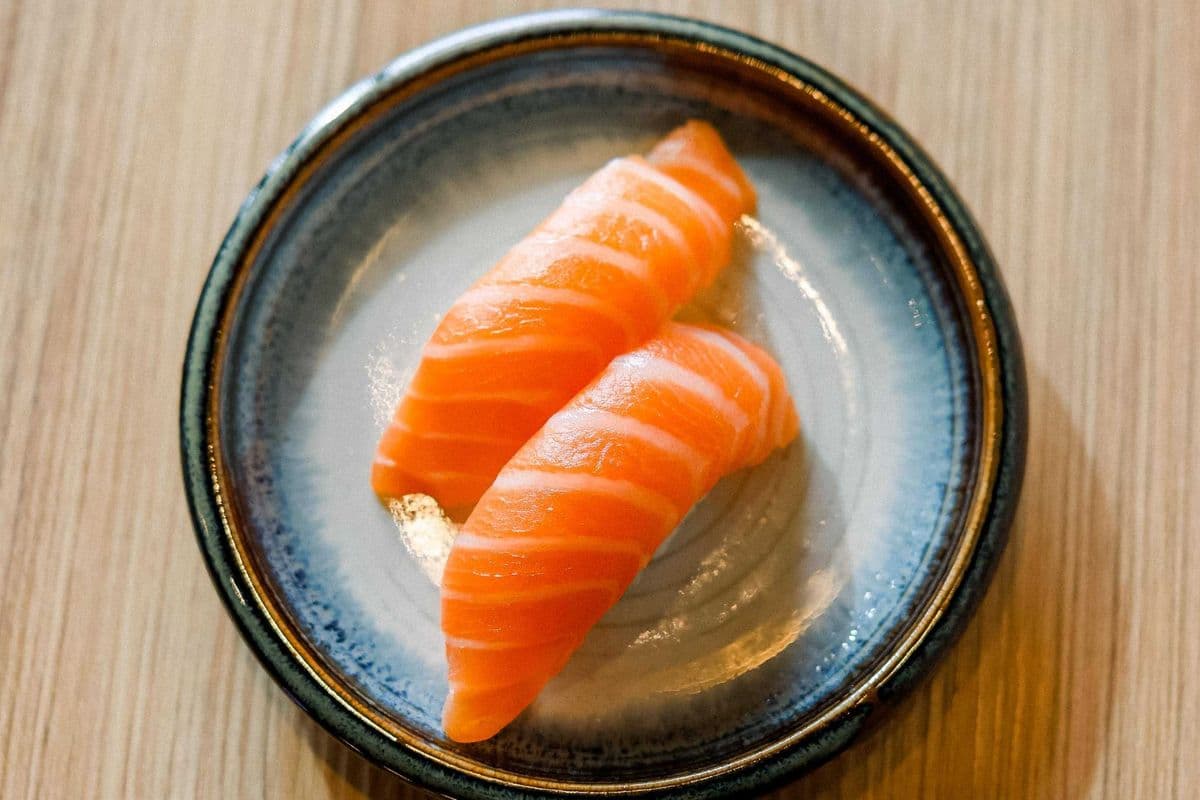 Salmon Sushi (2 pcs)