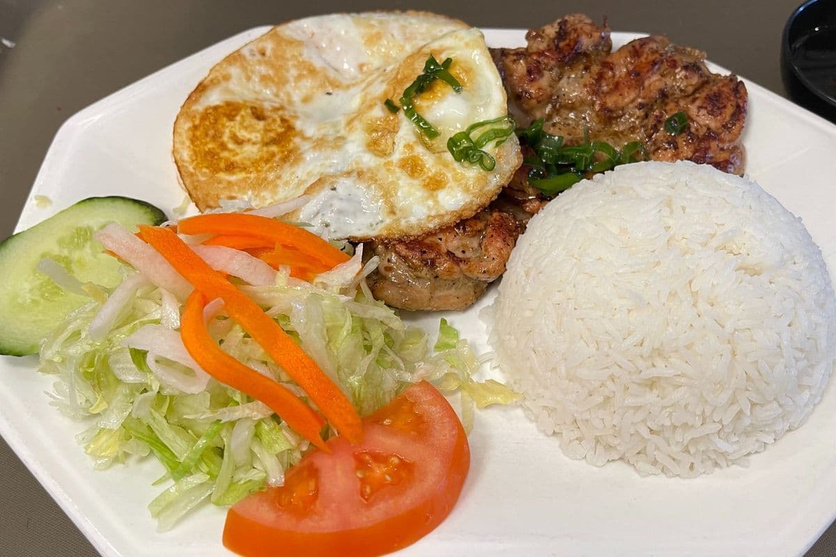 C7. Grilled Lemongrass Chicken & Fried Egg on Steamed Rice / Cơm Gà Nướng Xả, Op-La