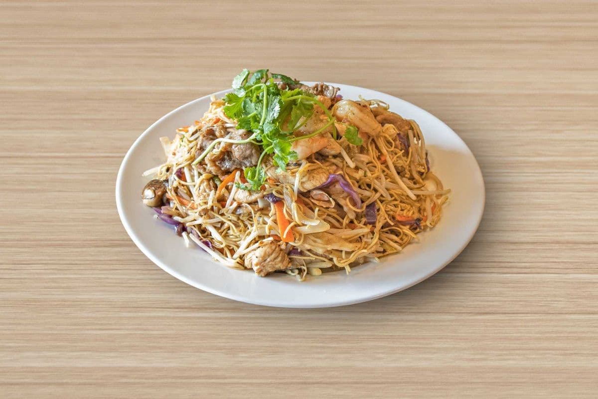 93. Stir Fried Chicken, Beef, Shrimp Noodles