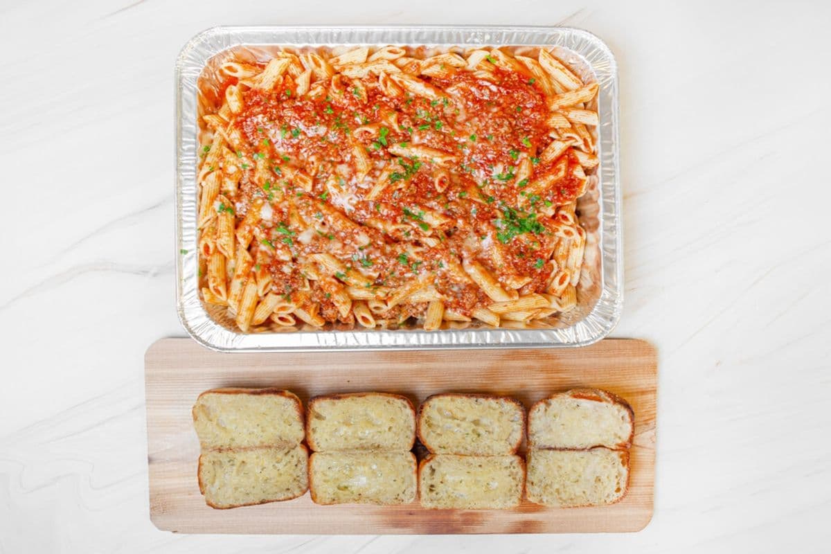 Family Platter( Penne with Meatsauce Served with Garlic Bread)