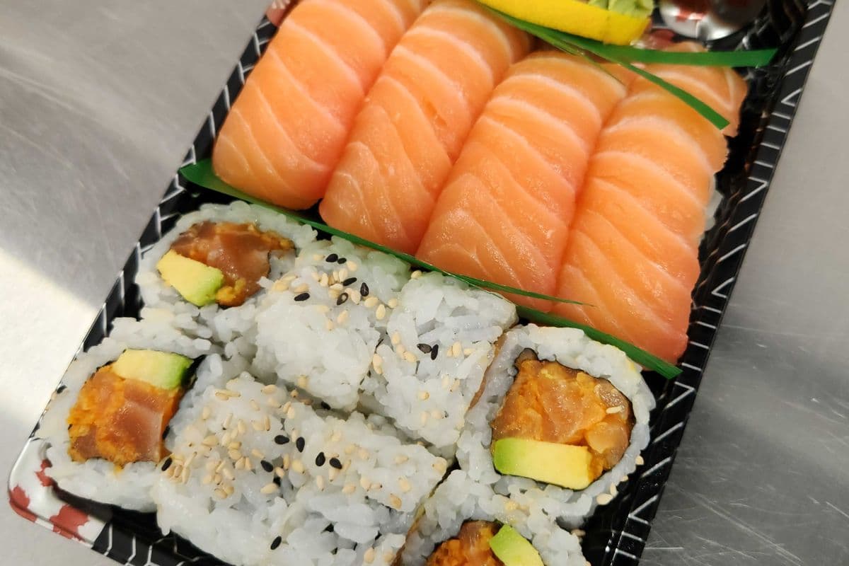 E2. Spicy Salmon Sushi Combo