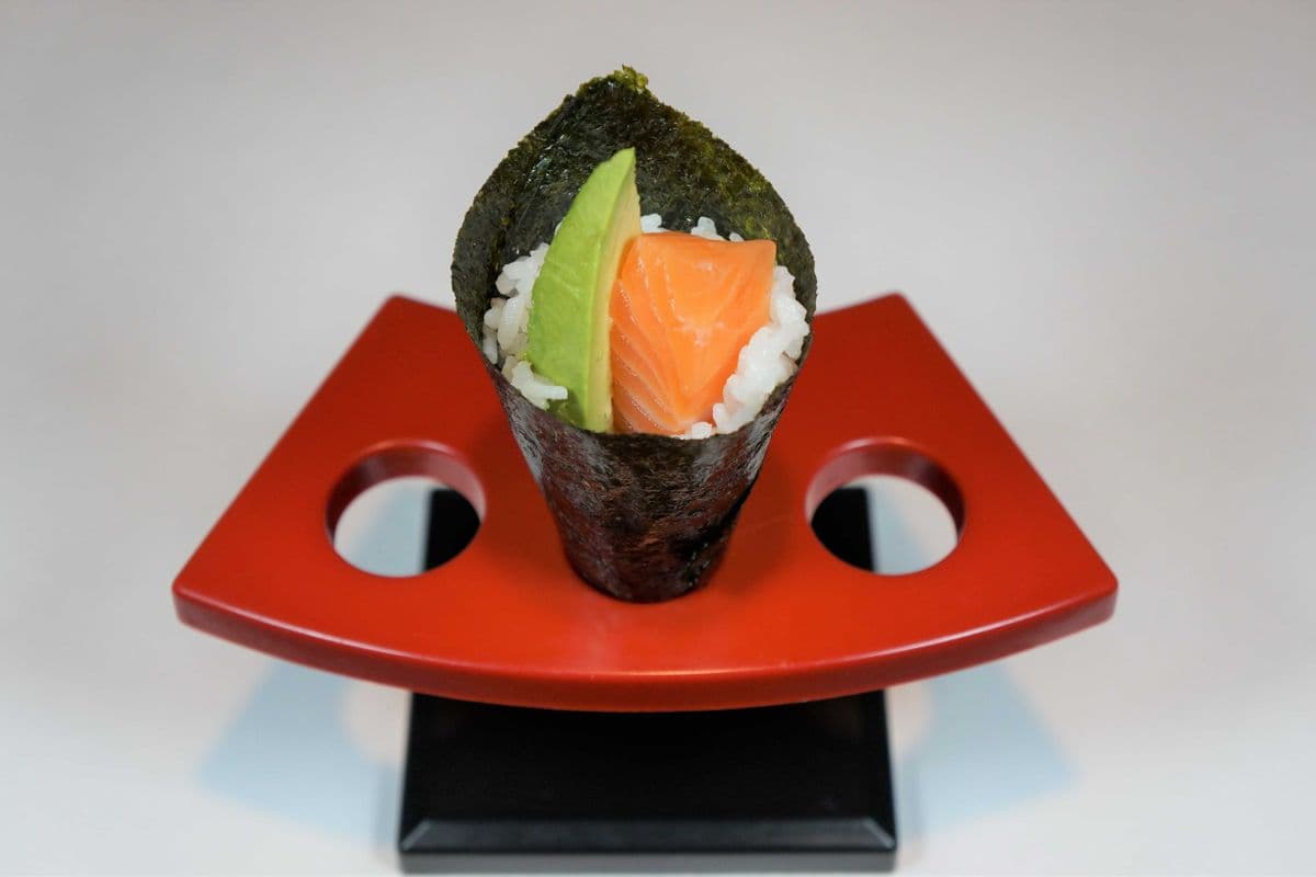 121. Salmon and Avocado Hand Roll (1 pc)