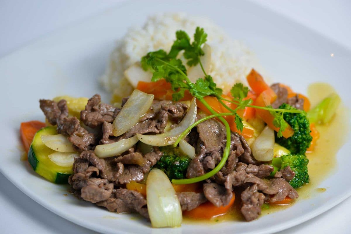 C7. Cơm Bò Xào, Rau Cải - Beef Stir-Fry