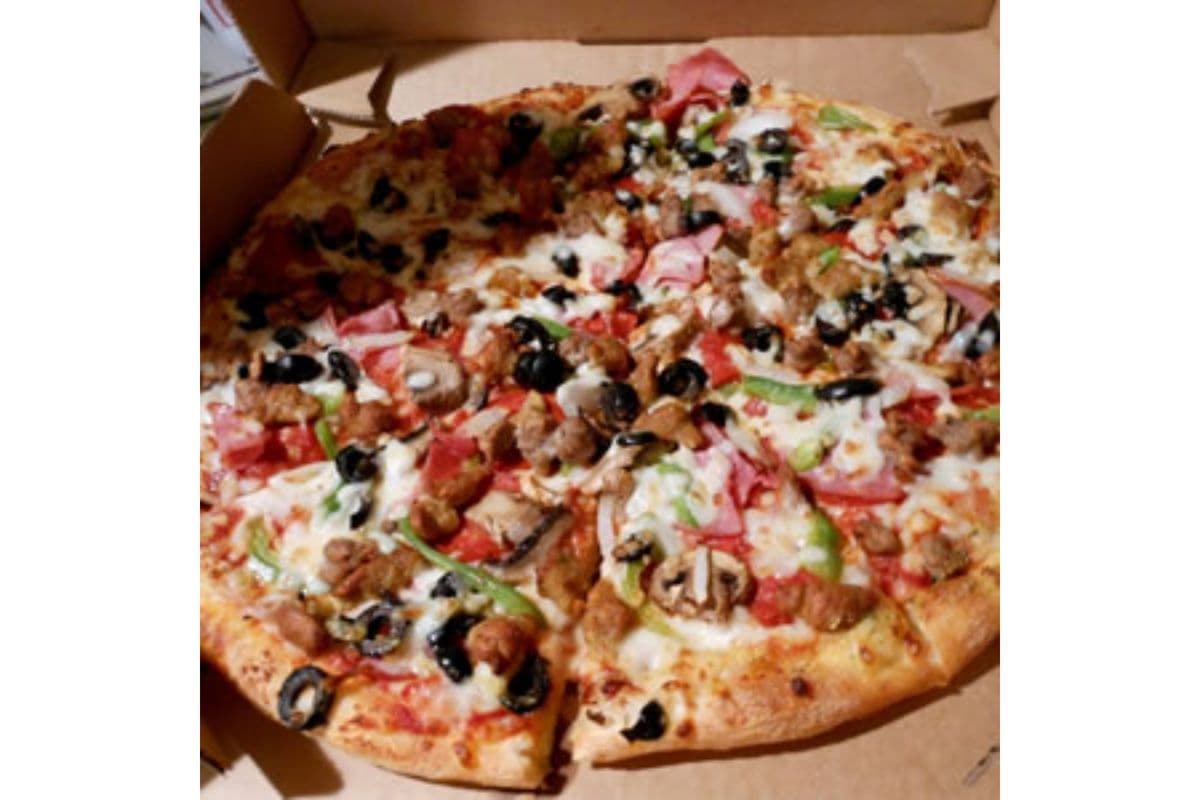 Small Deluxe Pizza (6 Slices)