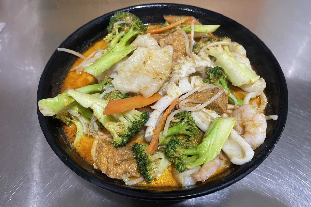 N8. Laksa Seafood Noodle Soup (海鮮喇唦湯麵)