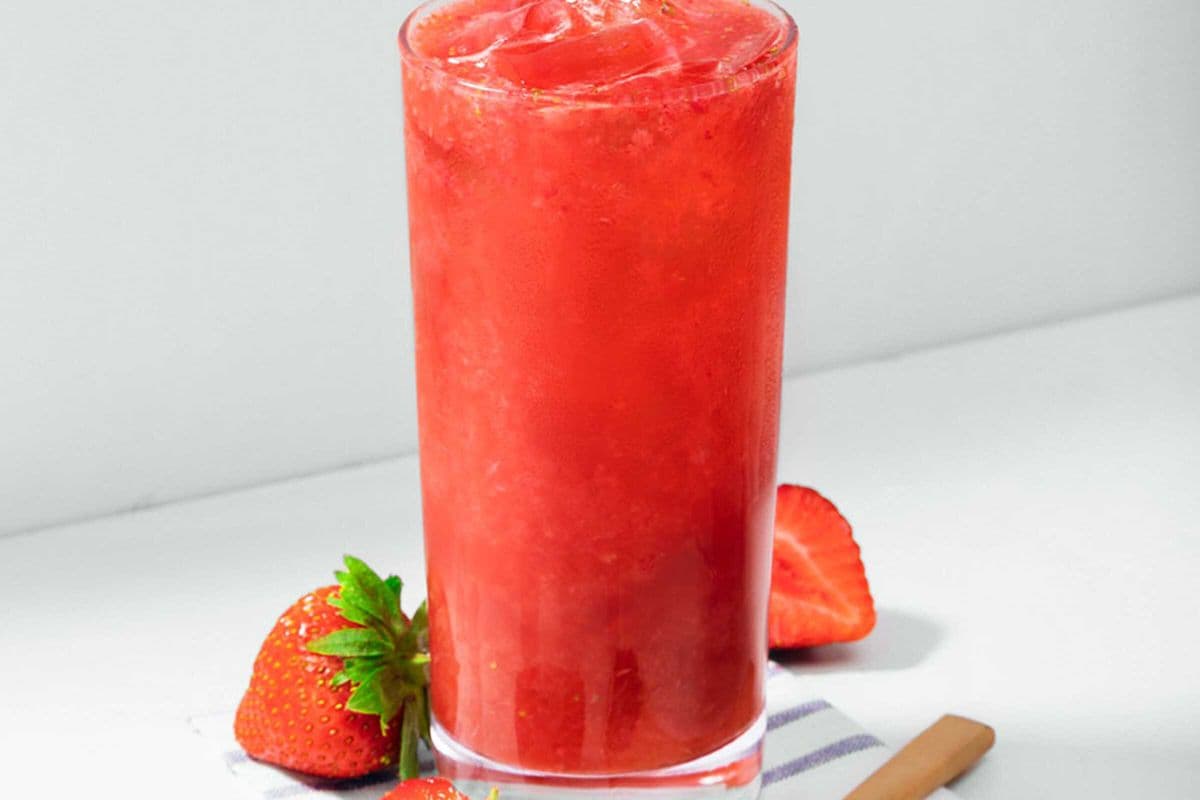 Iced Strawberry Green Tea (Lychee Jelly) 冰草莓绿茶 (荔枝椰果) (20oz)