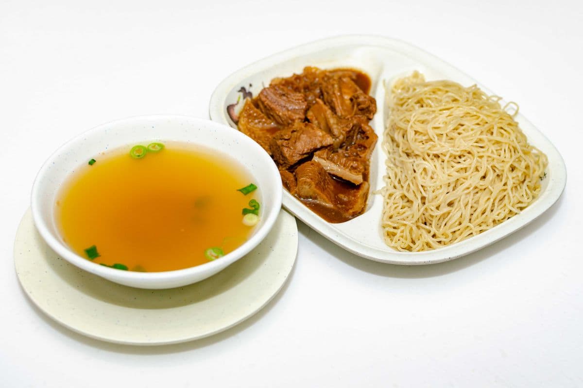 109 Assorted Stewed Beef with Noodle 牛雜撈麵