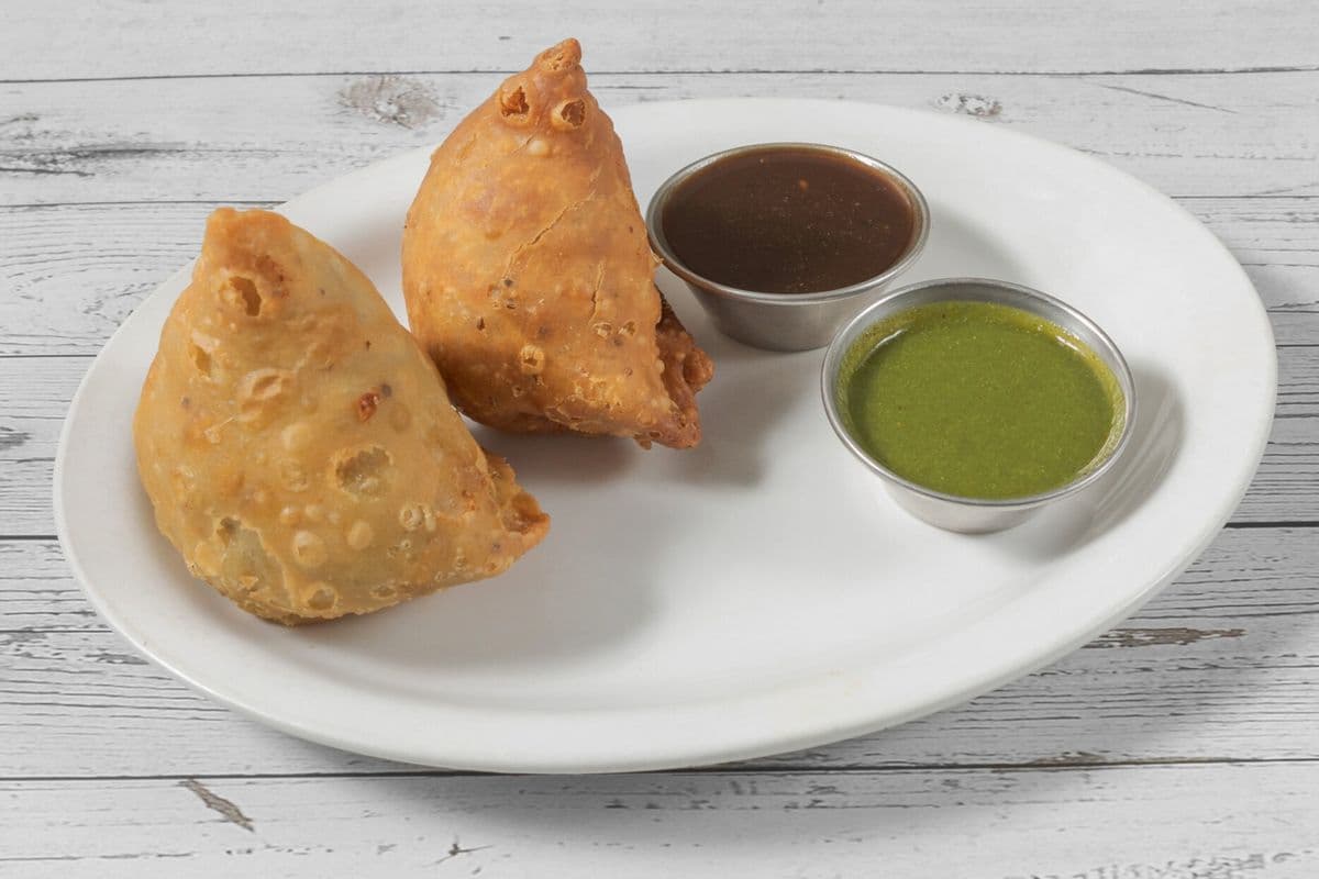 Veggie Samosas with Chutney (2 pcs)