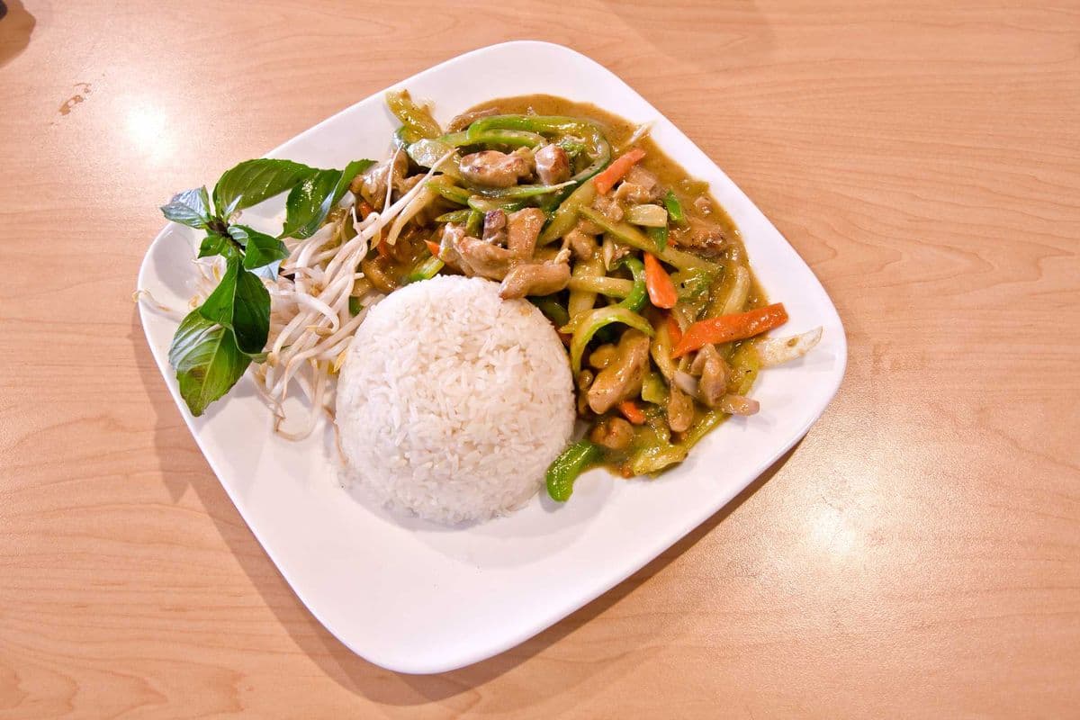 C1- Thai Curry With Chicken and Vegetable on Rice (Dish)