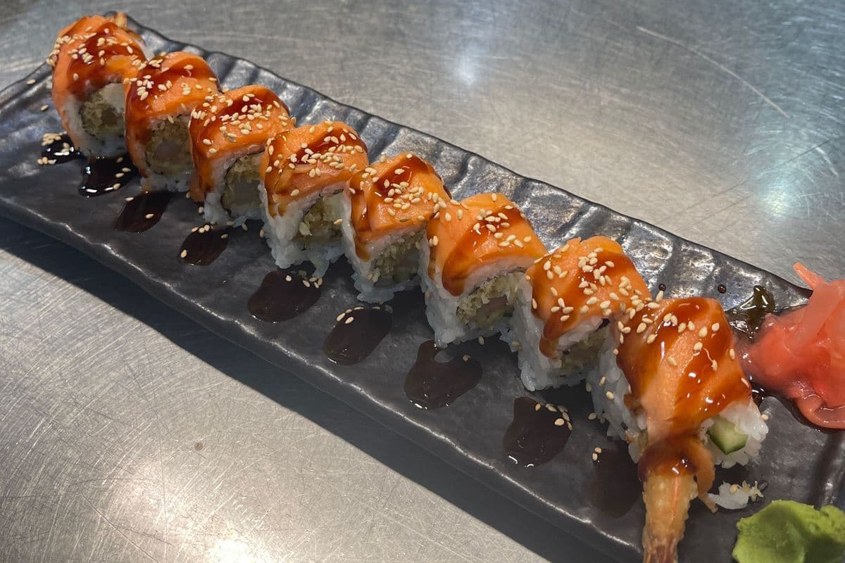 S44. Smoke Dragon Roll (8 pcs)