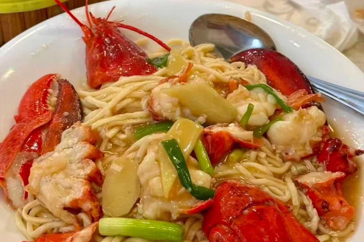 E-Fu Noodles with Ginger & Onion Lobster 姜葱龙虾伊面