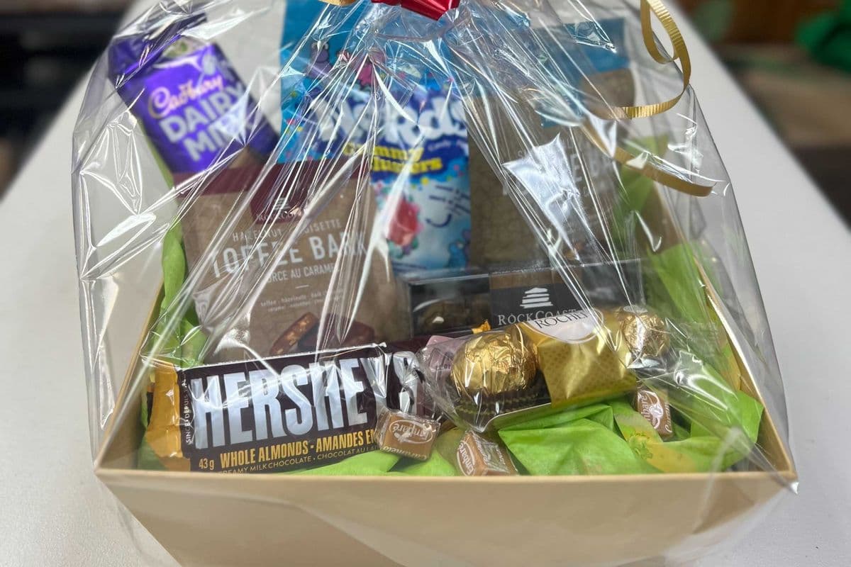 Chocolates Gift basket (Medium size)