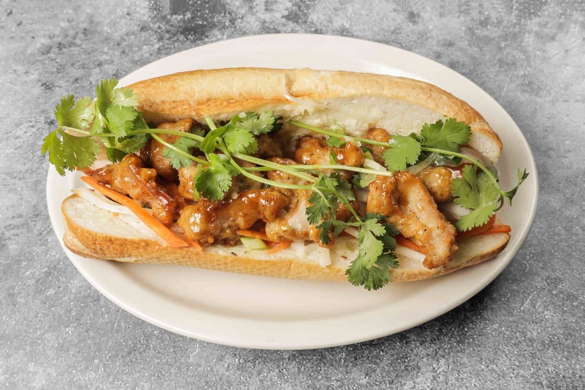 M4. Banh Mi Poulet général Tao