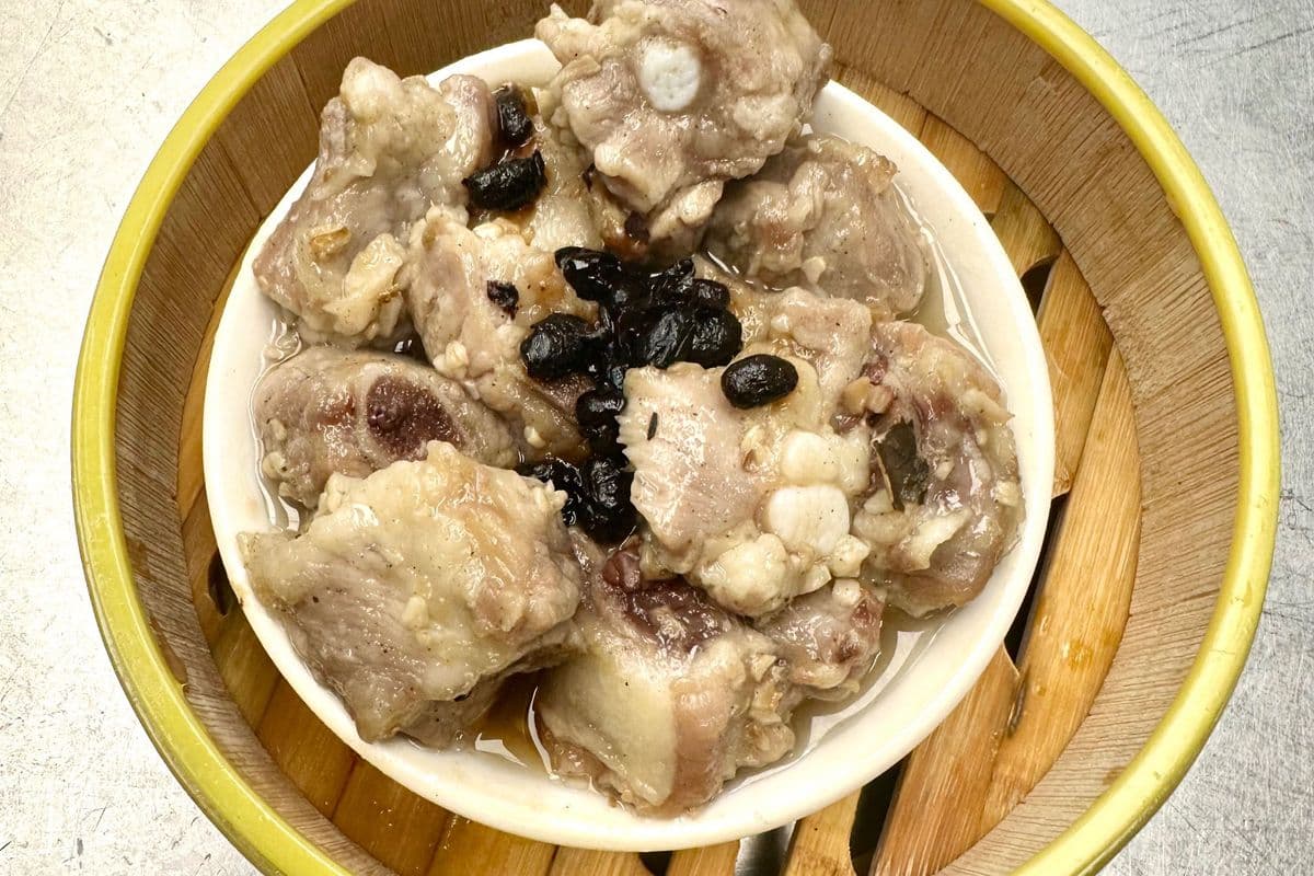 A16. Côtes levées à vapeur avec sauce de soja noir / Steamed Spare Rib with Black Bean Sauce
