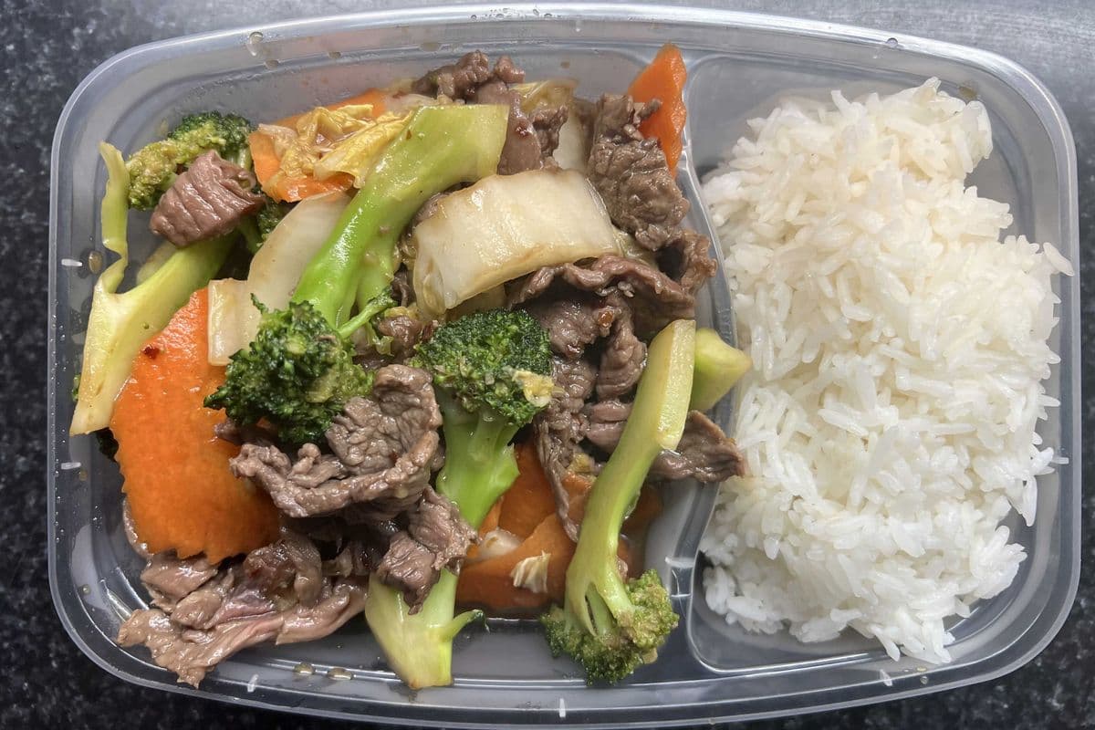 Nua Phad Num Mun Hoy (A.K.A Beef & Veggies in Oyster Sauce) [REFRIGERATED, COLD]