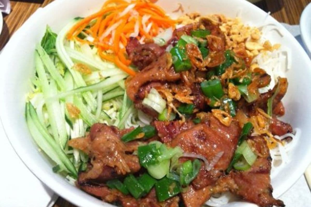 20A/ Grilled Chicken and Beef Rice Vermicelli / Bún Thịt Gà Bò Nướng