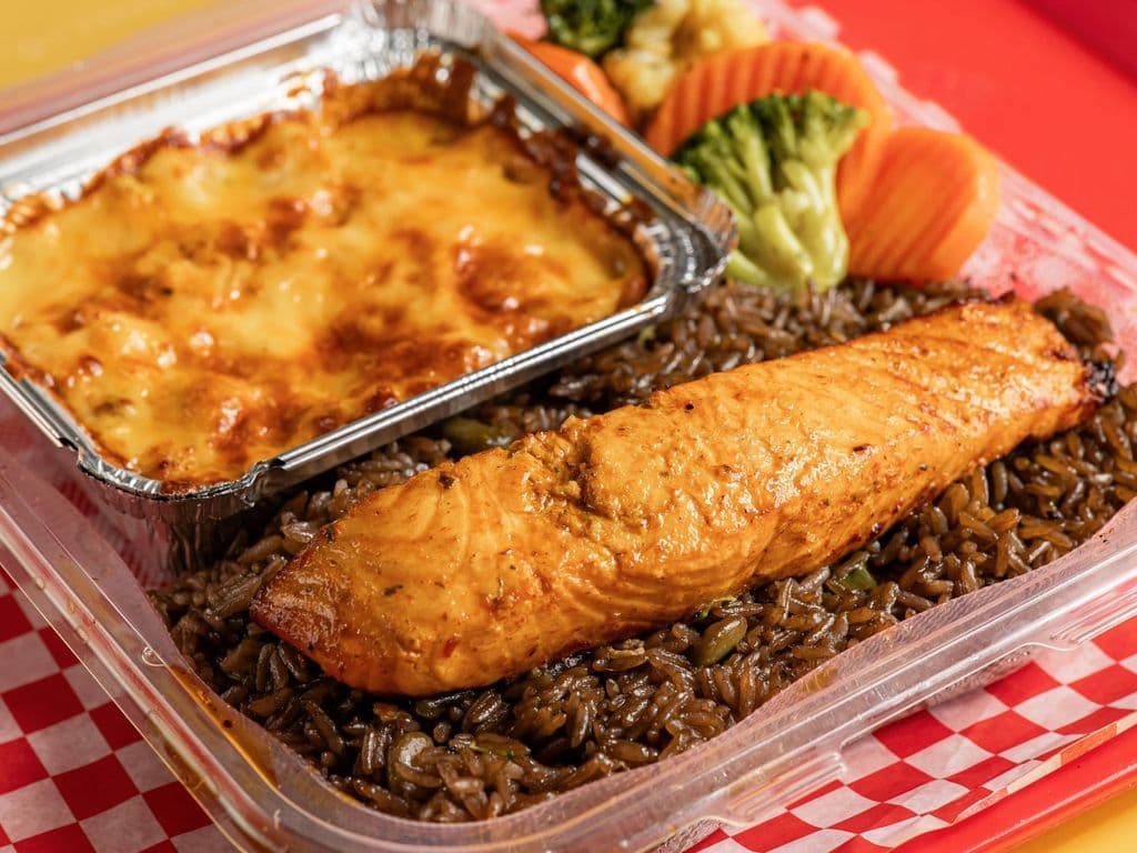 Saumon + Mini-Mac & Cheese + Riz Djondjon + Légume Sauté
