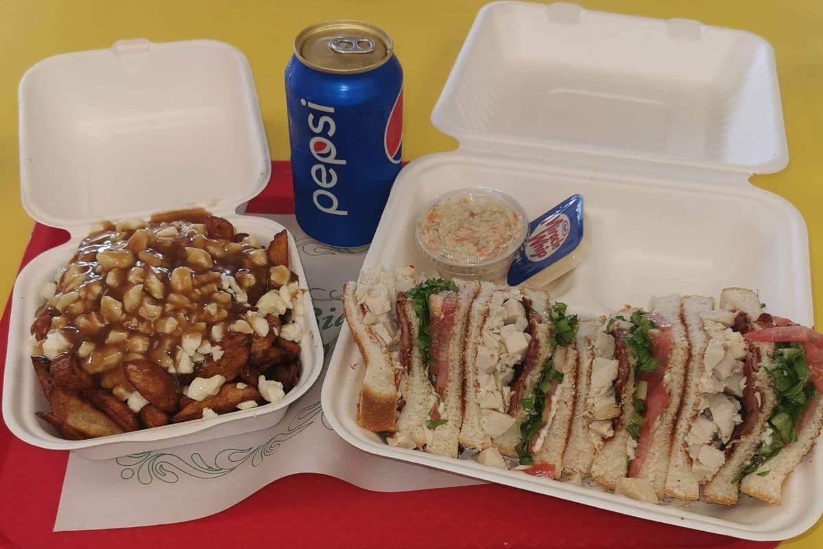13. Trio club sandwich, poutine et salade de choux / Trio Club Sandwich, Poutine, and Coleslaw