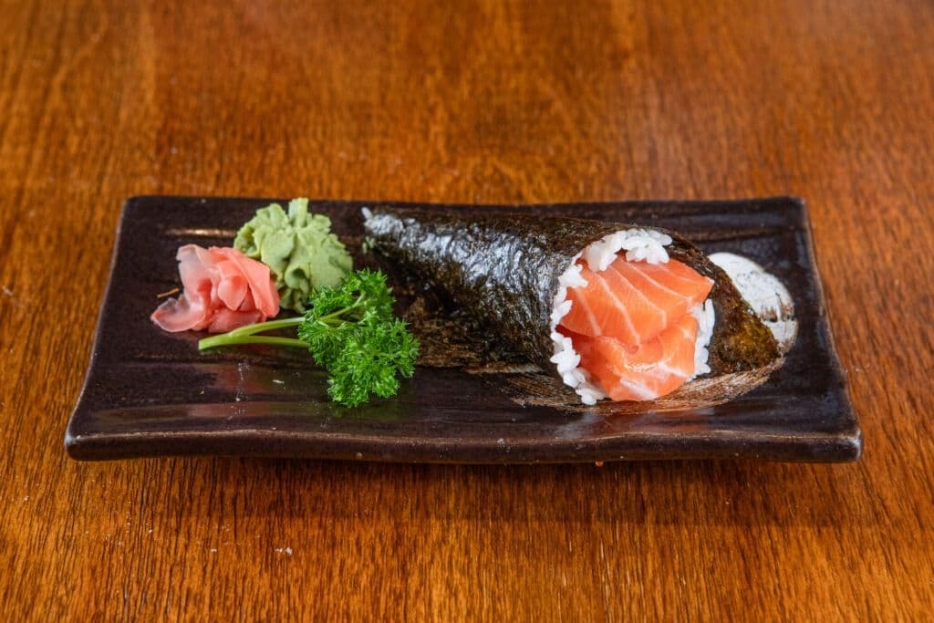 Salmon Hand Roll (1 pc)