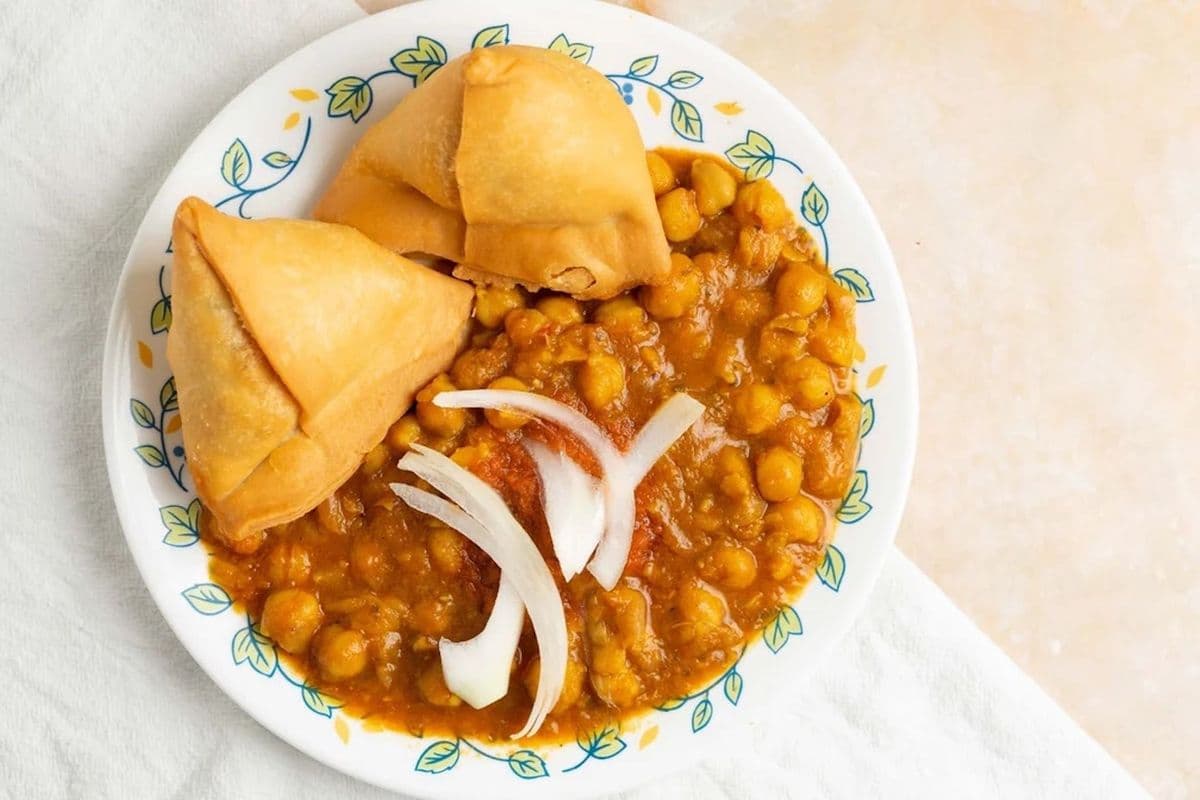 Vegetable Samosa & Cholay