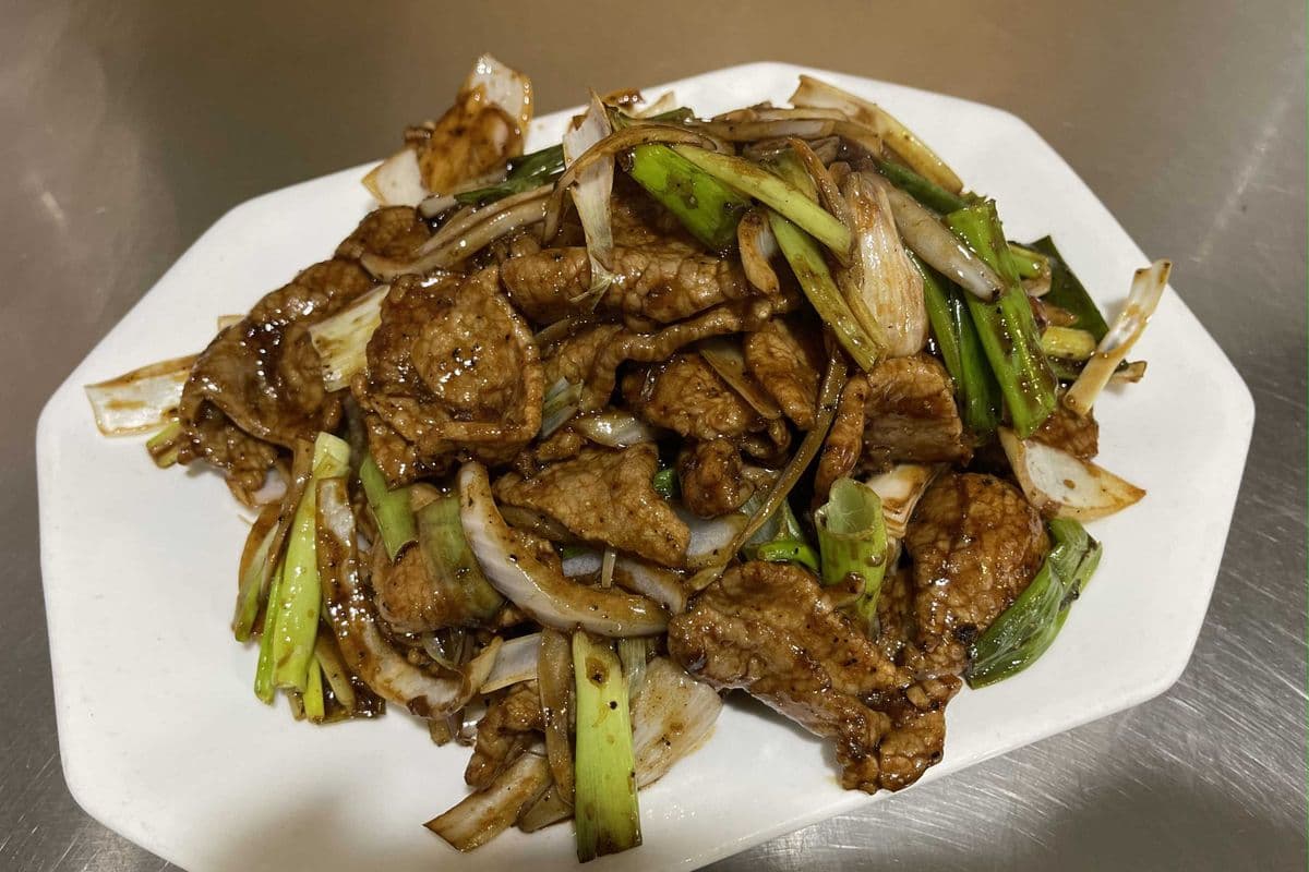 B2. Black Pepper Beef with Scallions (黑膠蔥爆牛肉)