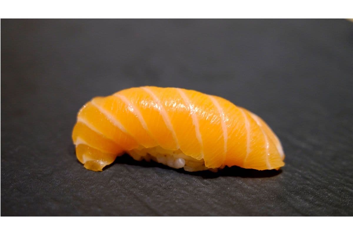 Salmon Nigiri (2 pcs)