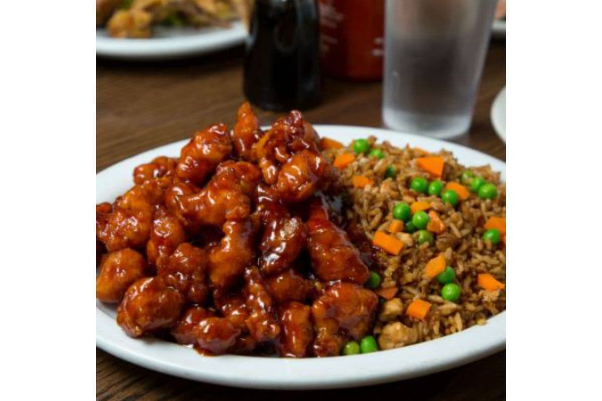 52. Poulet du Général Tao avec riz frit / General Tao's Chicken with Fried Rice