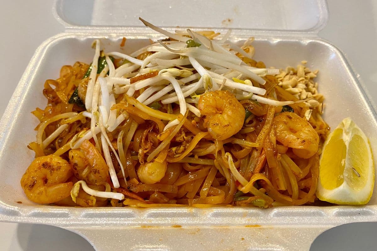D9. Shrimp Pad Thai with Peanuts
