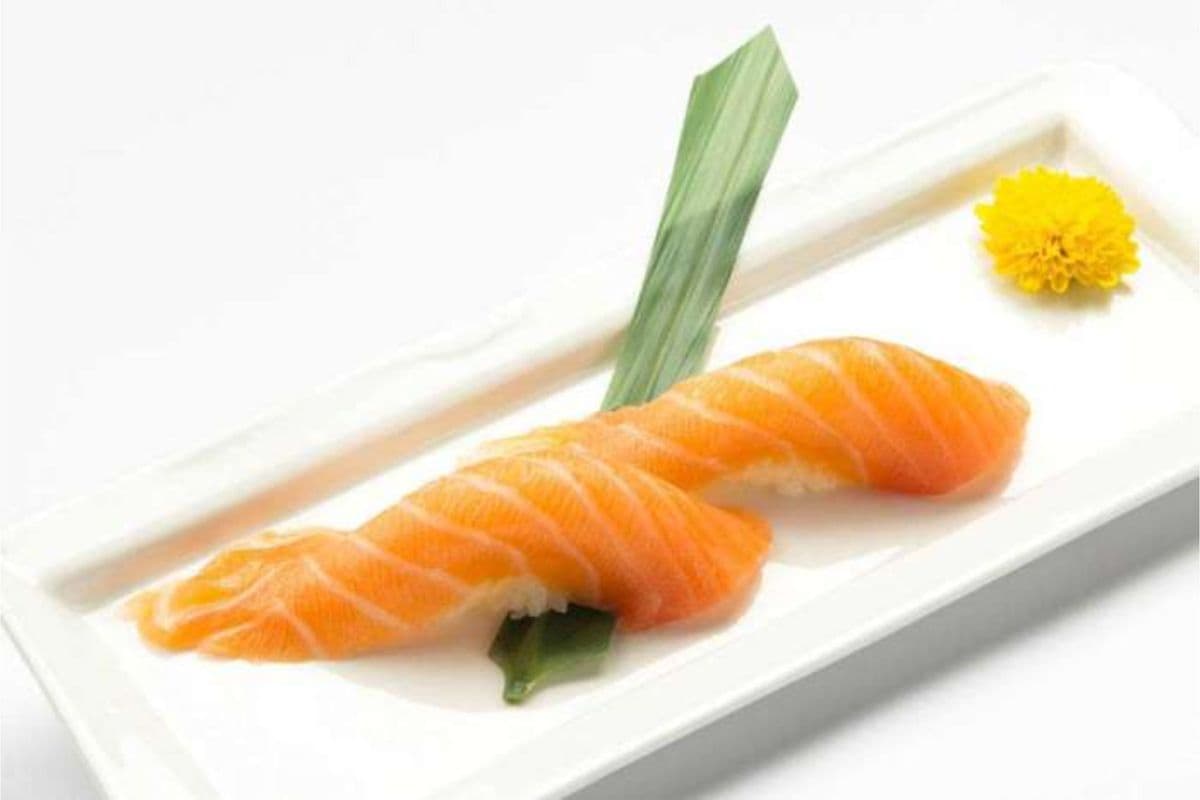 Salmon Sushi (2 pcs)
