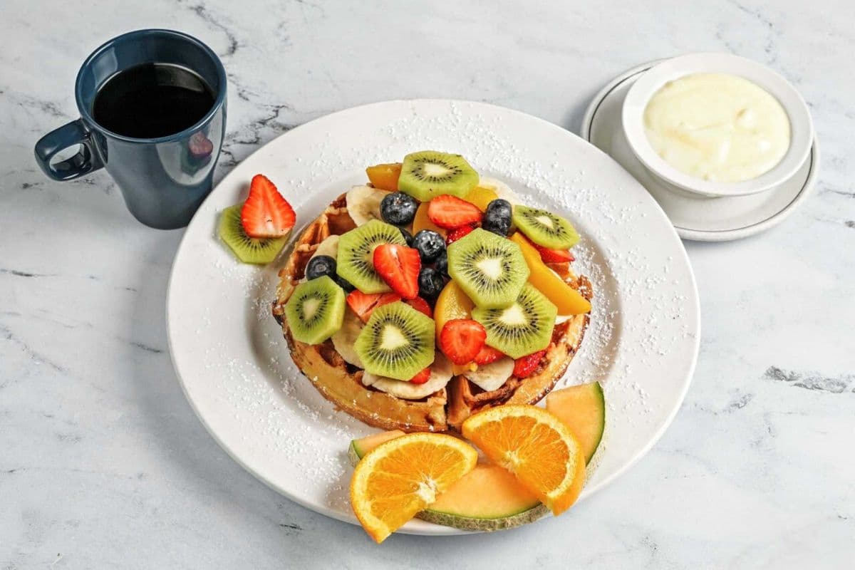 Gaufre aux fruits mélangés et crème parisienne / Waffle with Mixed Fruits and Parisian cream