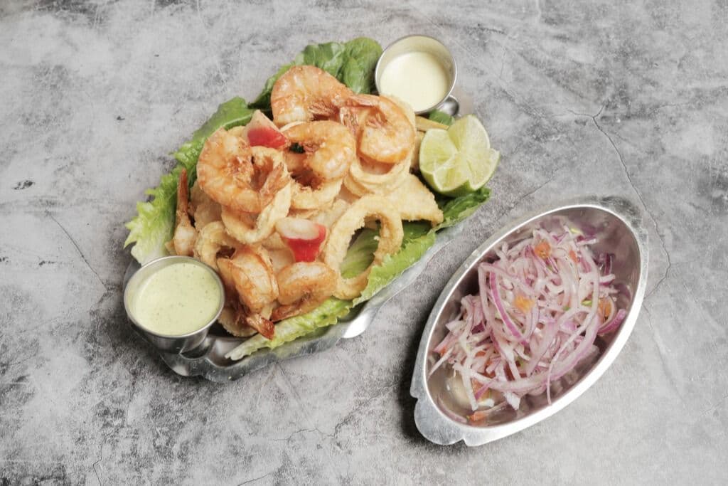1/2 Bouchées de poisson, calmar, crevettes et maniocs frits / 1/2 Jalea especial