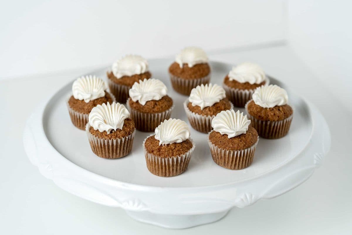 Cupcakes mini aux carottes et fromage à crème (12) / Carrot and Cream Cheese Mini Cupcakes (12)