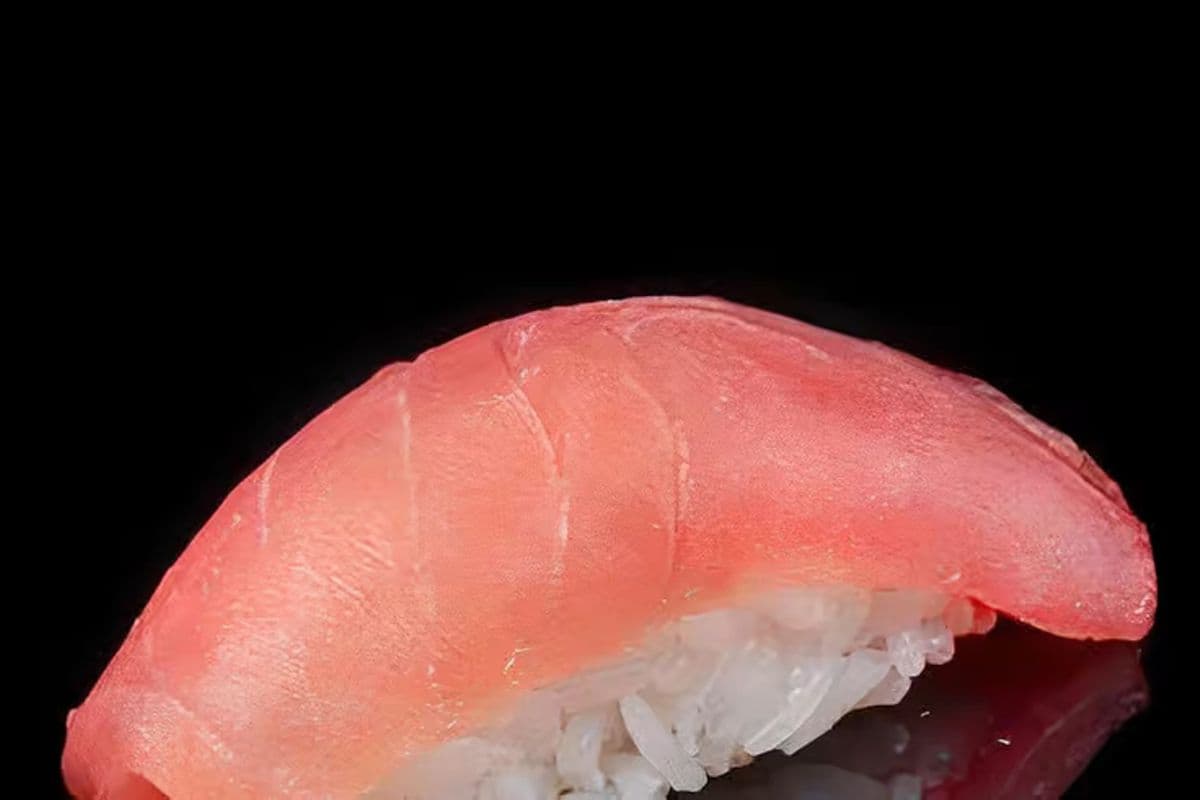 Tuna Sushi (1 pc)