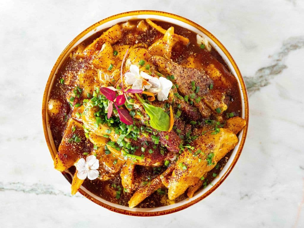 Poutine avec poulet grillé