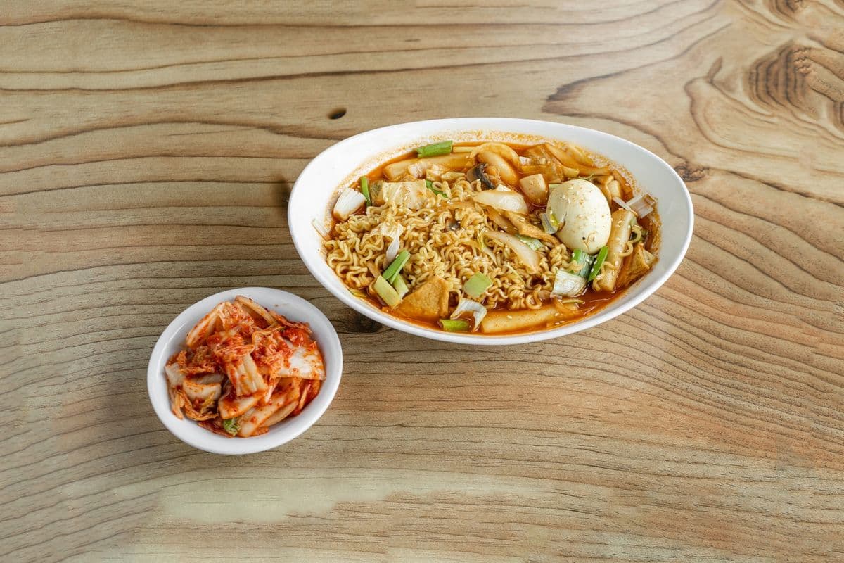 33. Pasta piquant aux gâteaux du riz avec les nouilles de ramen / Hot Stir-Fried Rice Cake with Ramen Noodles