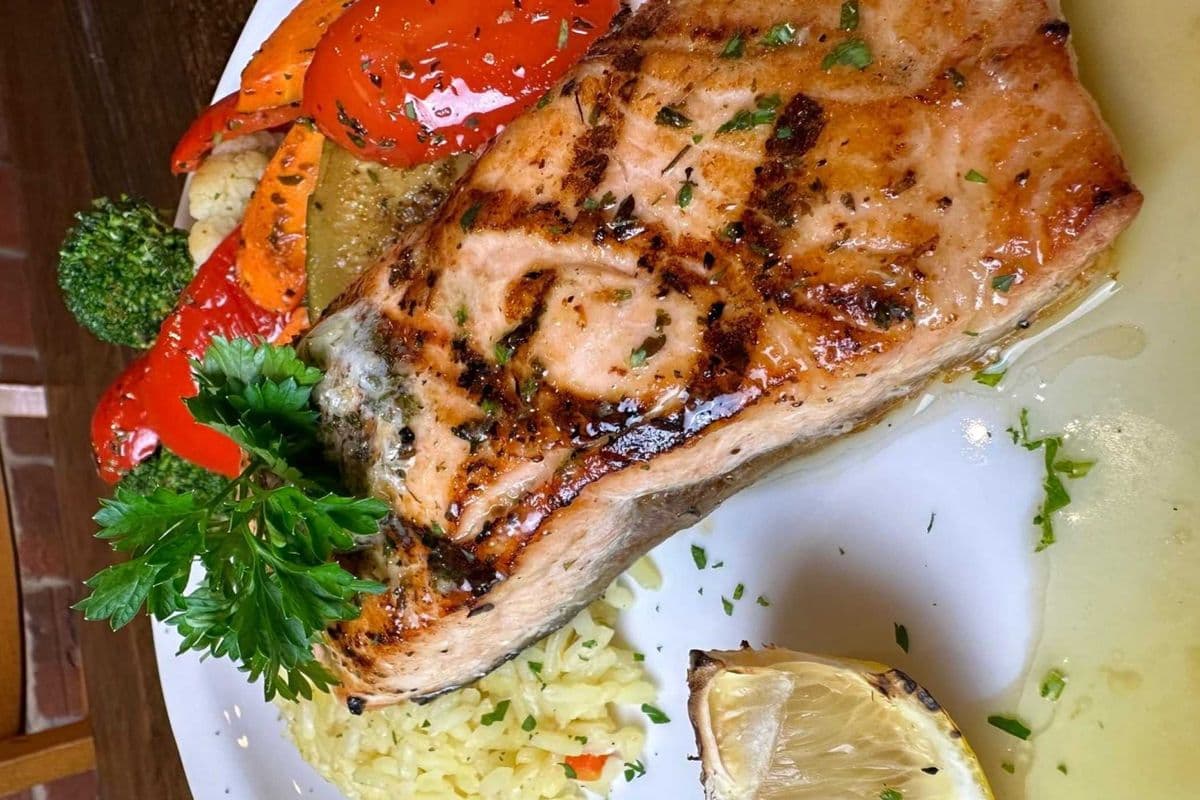 Salmon Filet With Lemon-Garlic Sauce