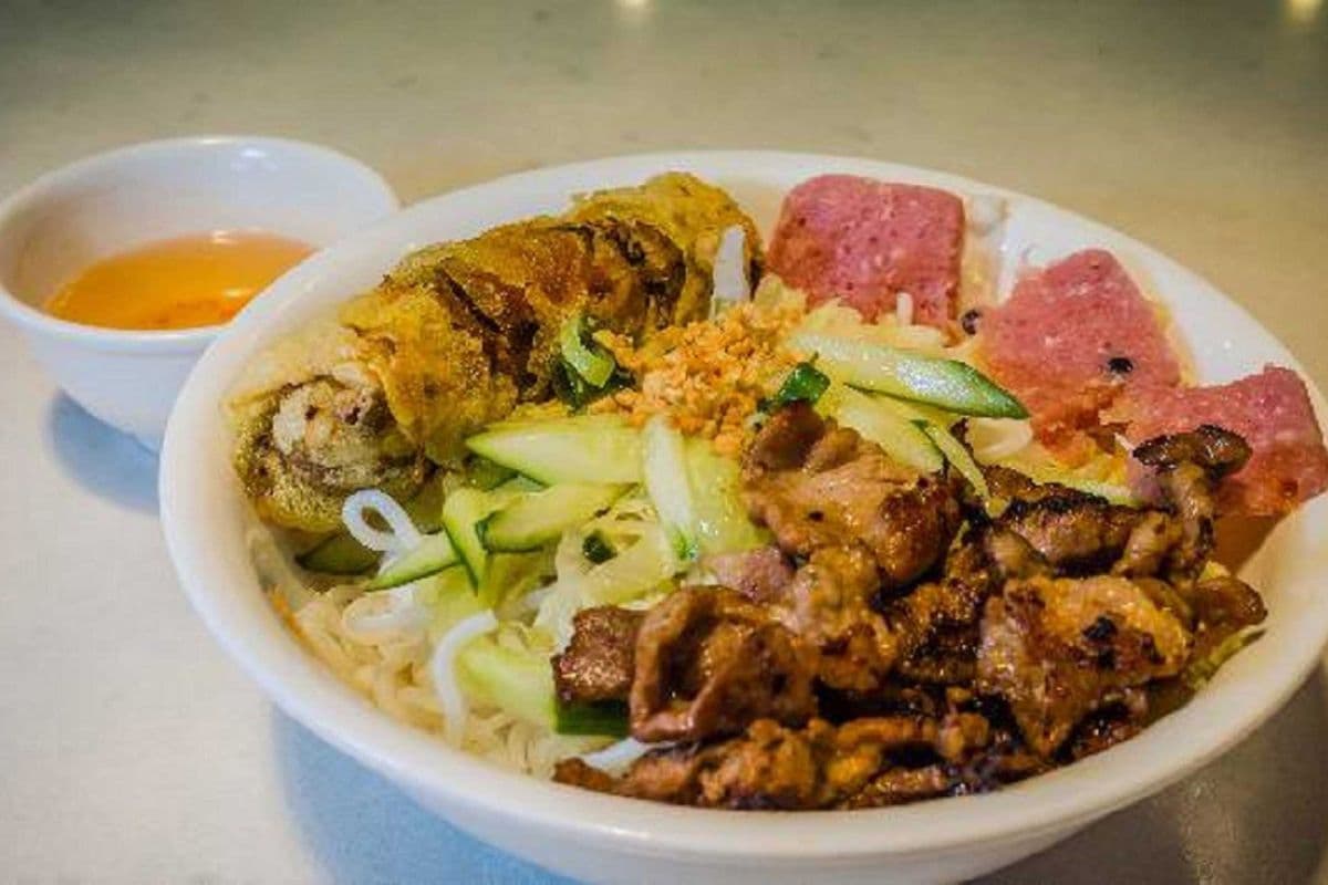 302 - Spring Roll, BBQ Pork and Raw Pork (春卷，烤猪肉，嫩肉檬） - Bun Cha Gio Thit Nuong Nem Chua