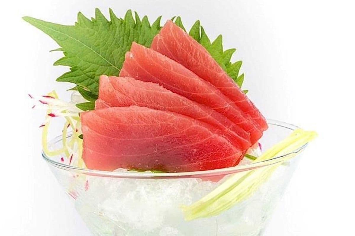 90a. Tuna Sashimi (Maguro) (4 pcs)